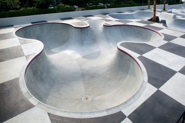 極限運動滑板場地中像一個游泳池的叫什么？